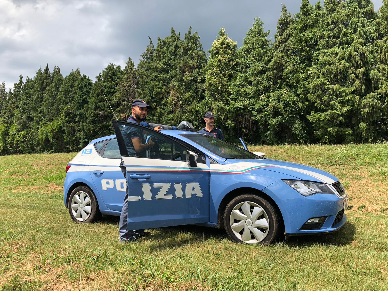 Ruba vestiti in un negozio a Lucca, 19enne denunciata