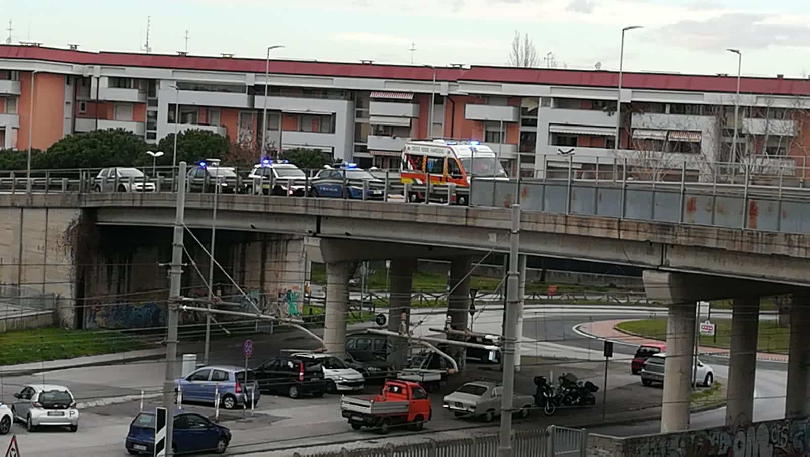 Tenta di lanciarsi dal cavalcavia, salvato dalla Polizia