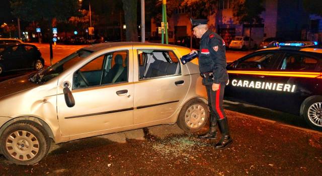 Notte brava: distrugge 8 auto e aggredisce i carabinieri, arrestato
