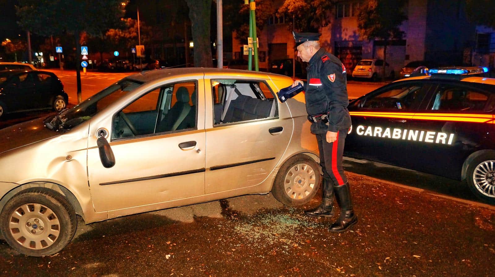 Notte brava: distrugge 8 auto e aggredisce i carabinieri, arrestato