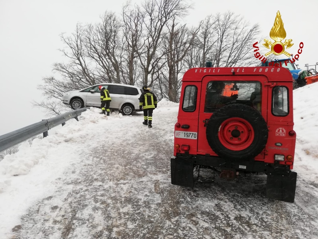 Maltempo e neve, fuori strada con l’auto