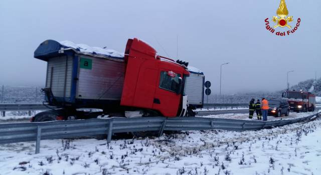 Neve: strade in tilt, mezzi pesanti bloccati e automobilisti in difficoltà