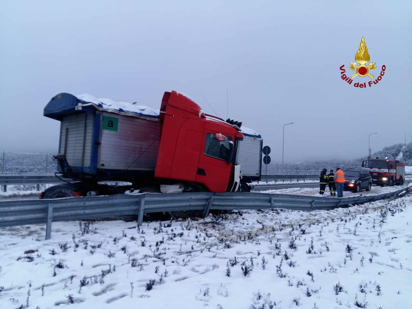 Neve: strade in tilt, mezzi pesanti bloccati e automobilisti in difficoltà