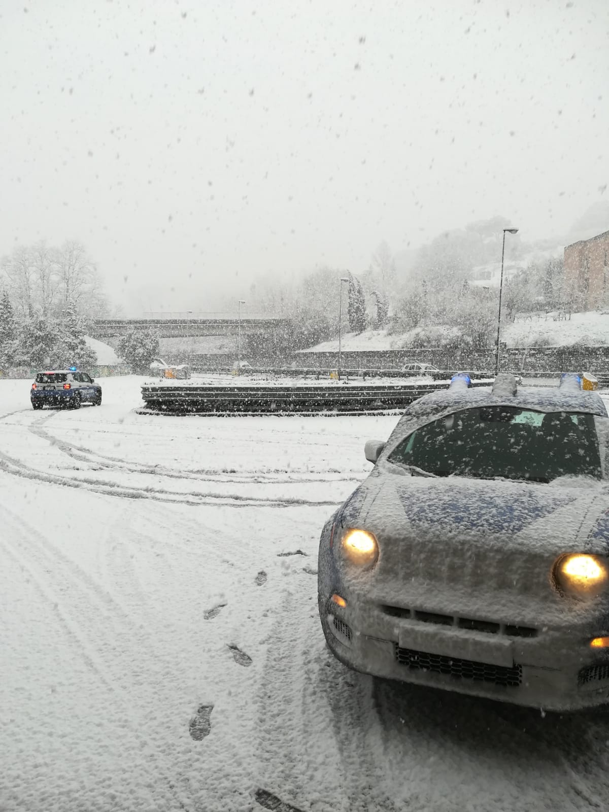 Partoriente bloccata nella neve scortata da una pattuglia del Rpc in ospedale