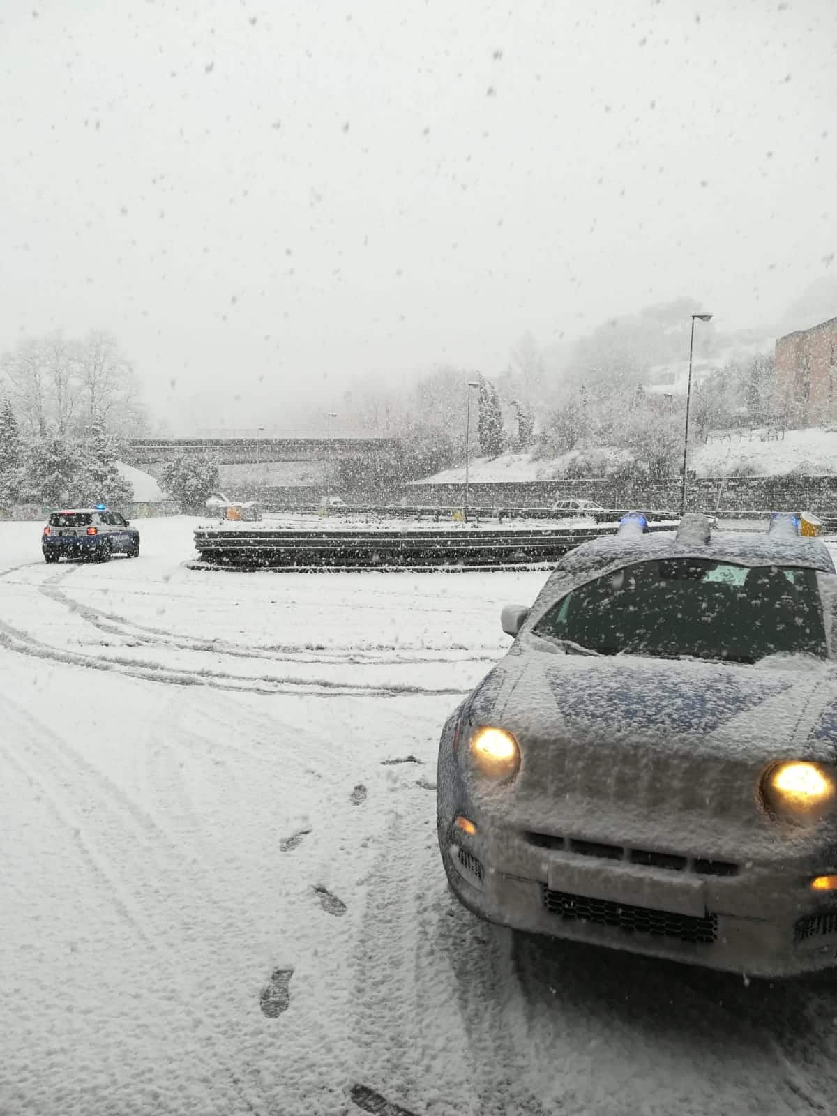 Partoriente bloccata nella neve scortata da una pattuglia del Rpc in ospedale