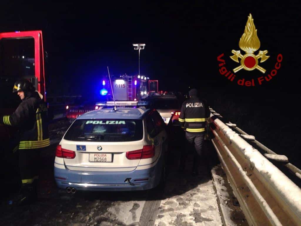 Dopo l’incidente, per paura di essere investito, scavalca il guard rail e finisce in un dirupo