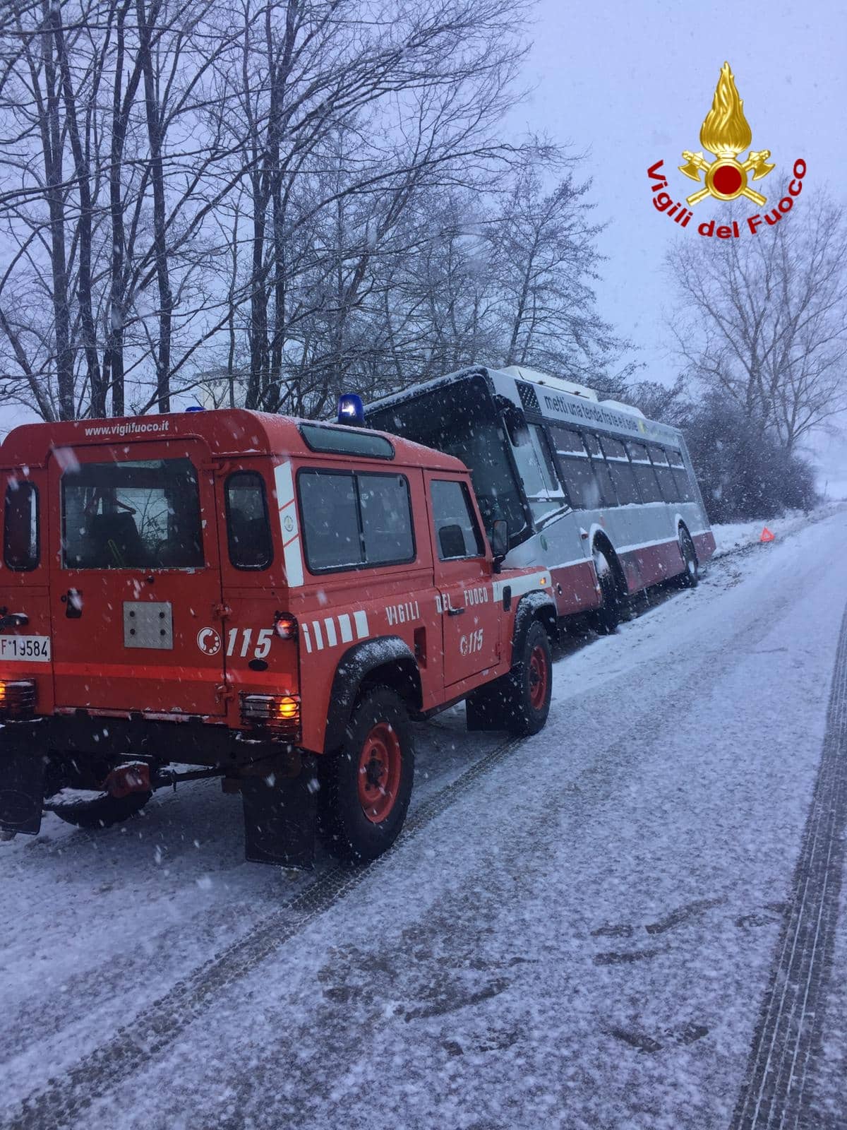 Emergenza neve e ghiaccio, medico accompagnato dai pompieri in ospedale: era atteso per un intervento chirurgico urgente