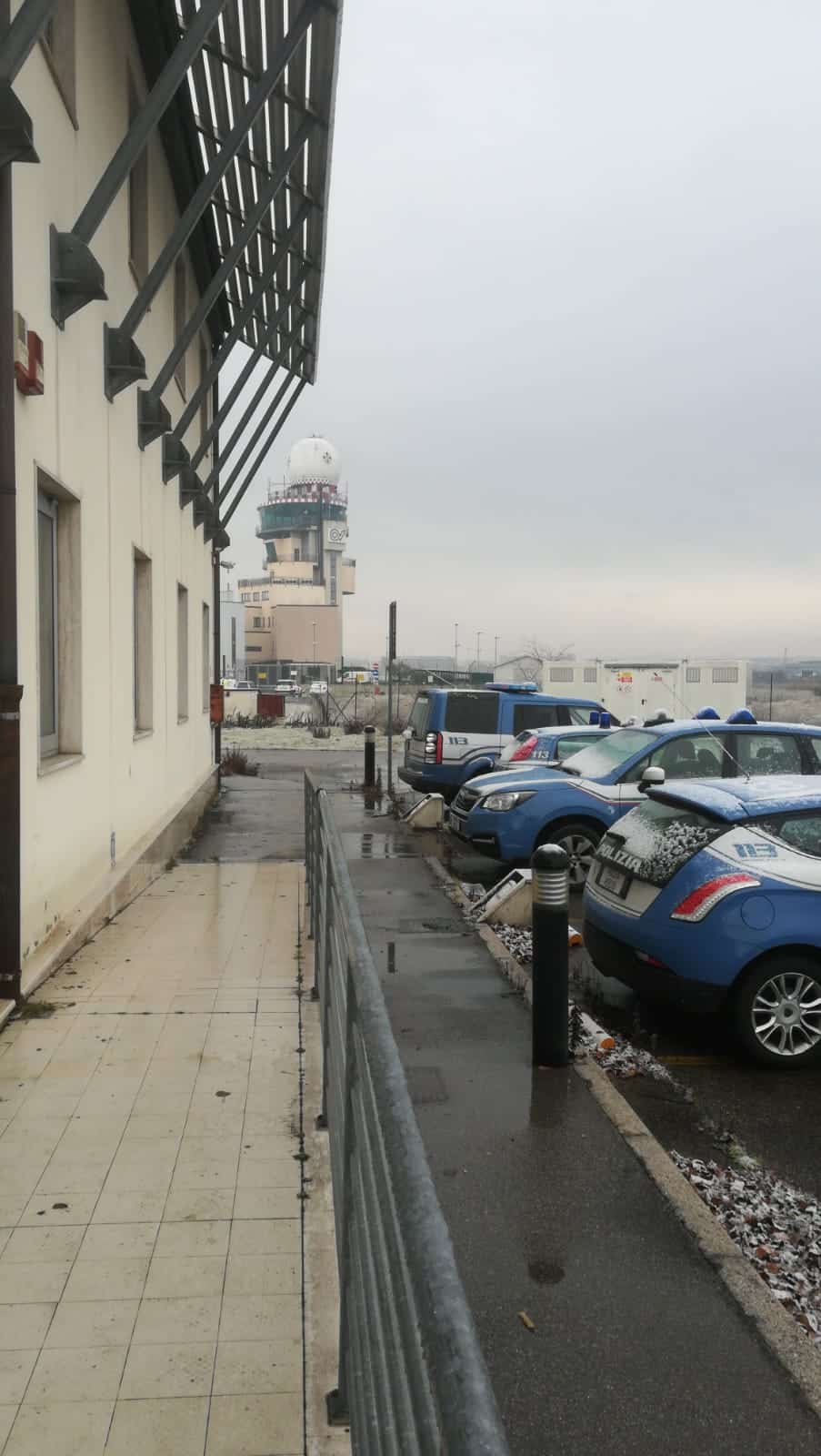 Neve a Firenze, disagi per nebbia all’aeroporto