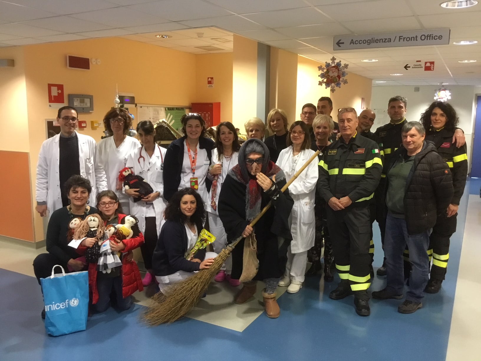 Grande festa in Pediatria per la Befana dei Vigili del Fuoco