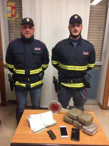 LUCCA In Versilia con quasi tre chili di hashish sotto il sedilePolstrada FOTO