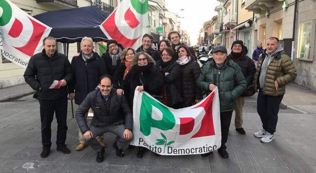 Protesta contro il Governo: gazebo del Pd a Viareggio