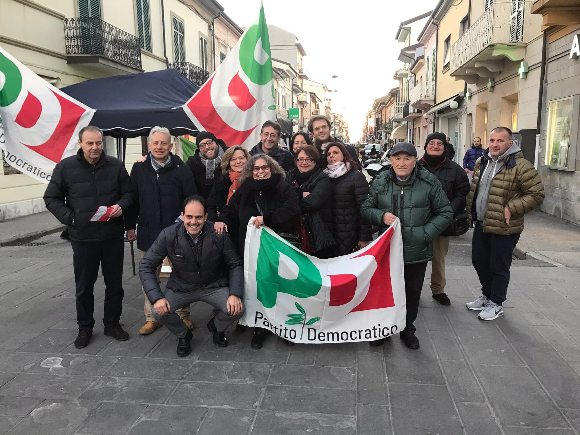 Protesta contro il Governo: gazebo del Pd a Viareggio