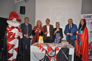la presentazione della partnership del Carnevale di Viareggio con Kinder...
