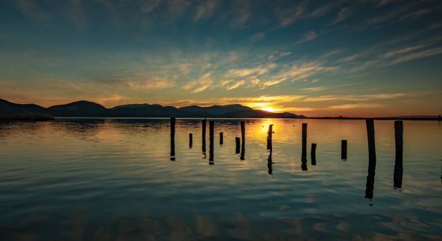 Tramonto sul lago: escursione in battello con aperitivo e concerto