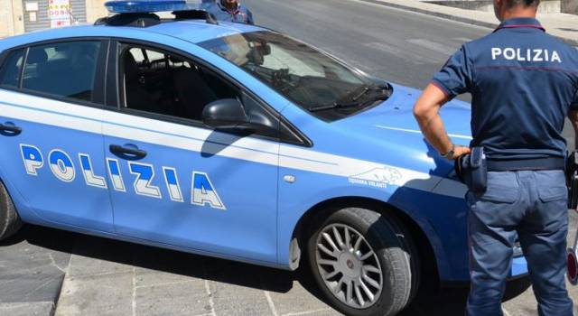 Allarme antifurto al bagno Teresa, il ladro estrae la pistola e minaccia di sparare: preso dalla Polizia