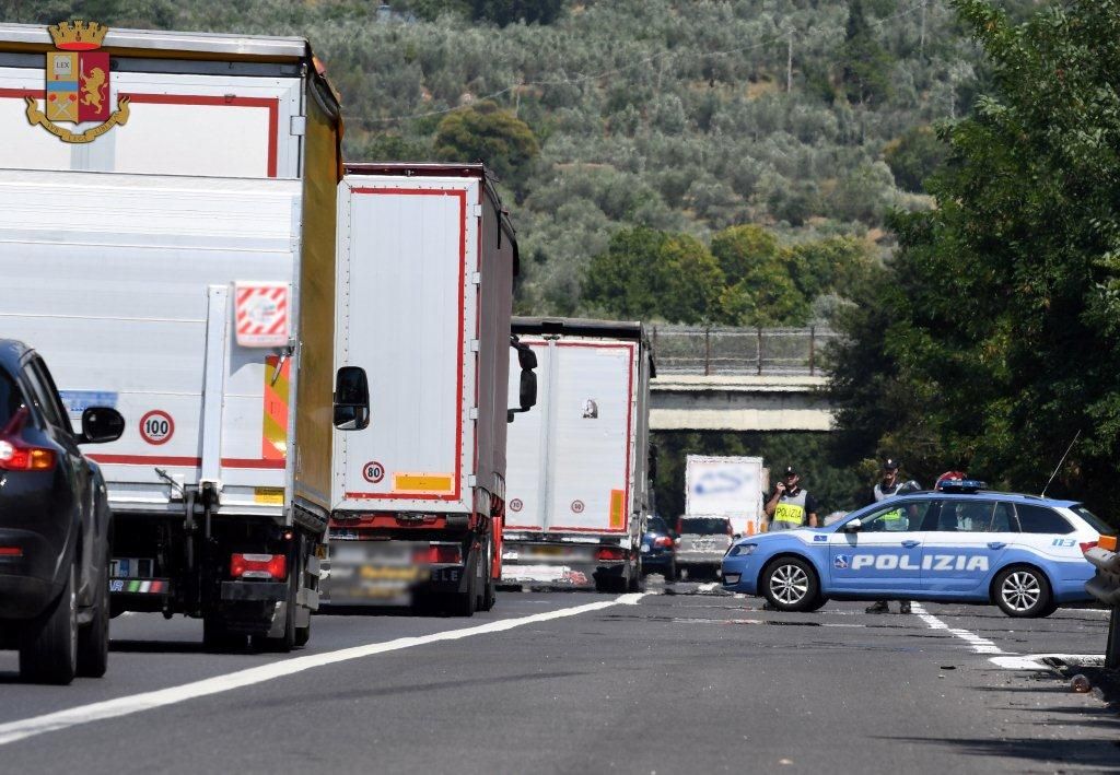 Correvano troppo, fermati due tir