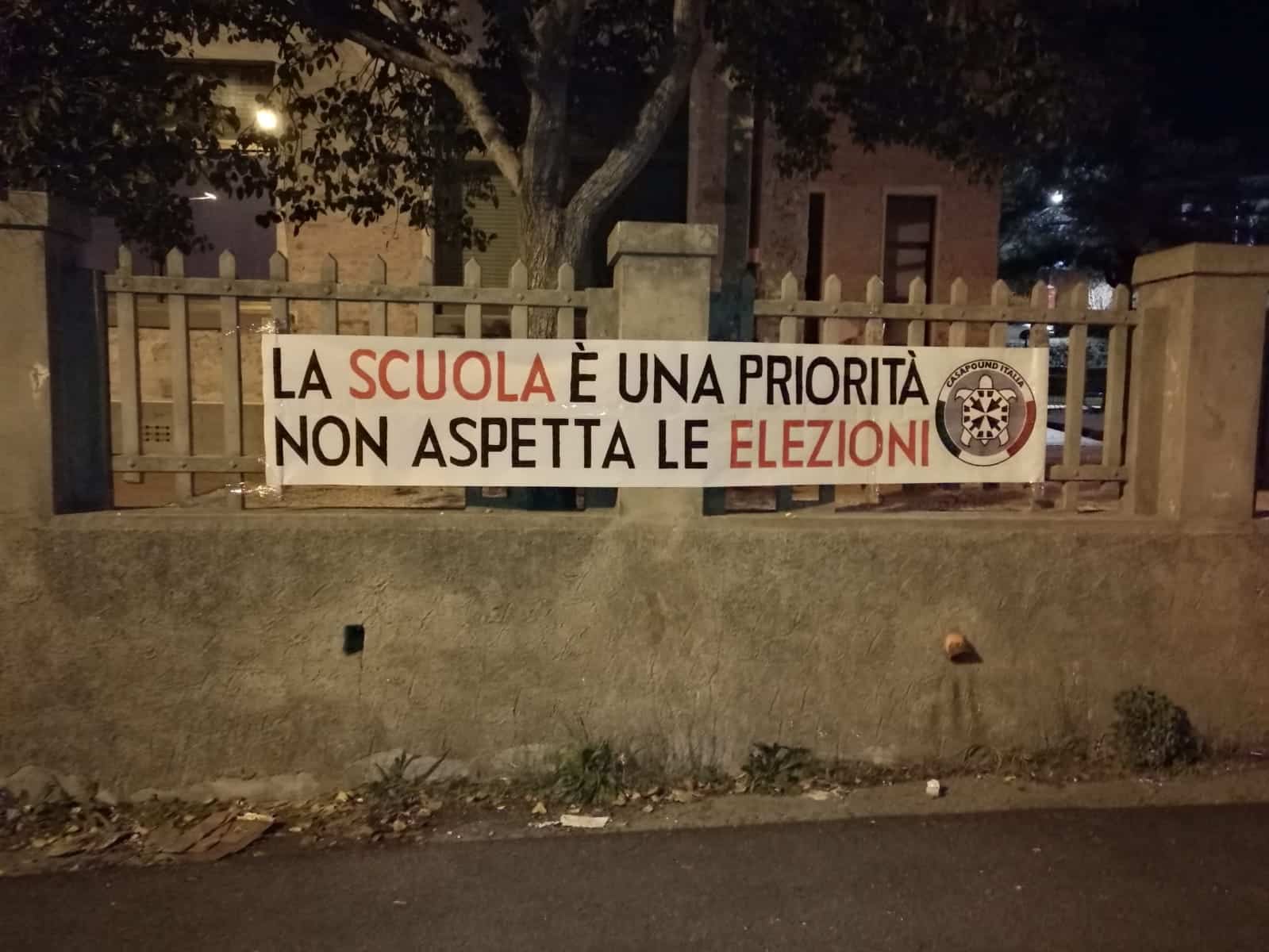 “La scuola è una priorità, non aspetta le elezioni”. Striscione di CasaPound a Massarosa contro la mancanza di interventi