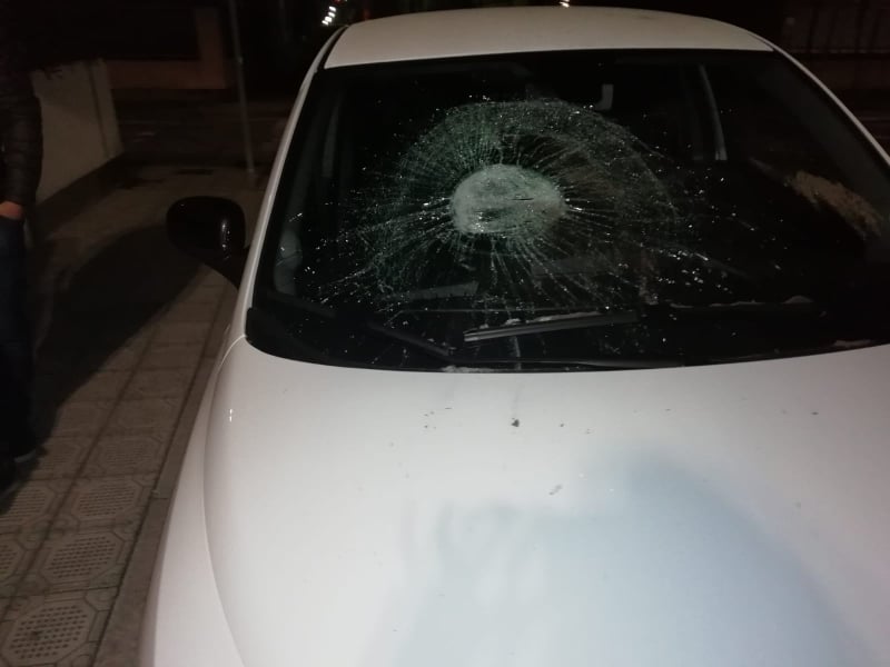 Parcheggia in via Maroncelli e trova l’auto distrutta