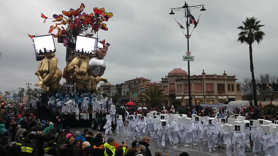 Carnevale bagnato, la pioggia ha accompagnato la prima sfilata