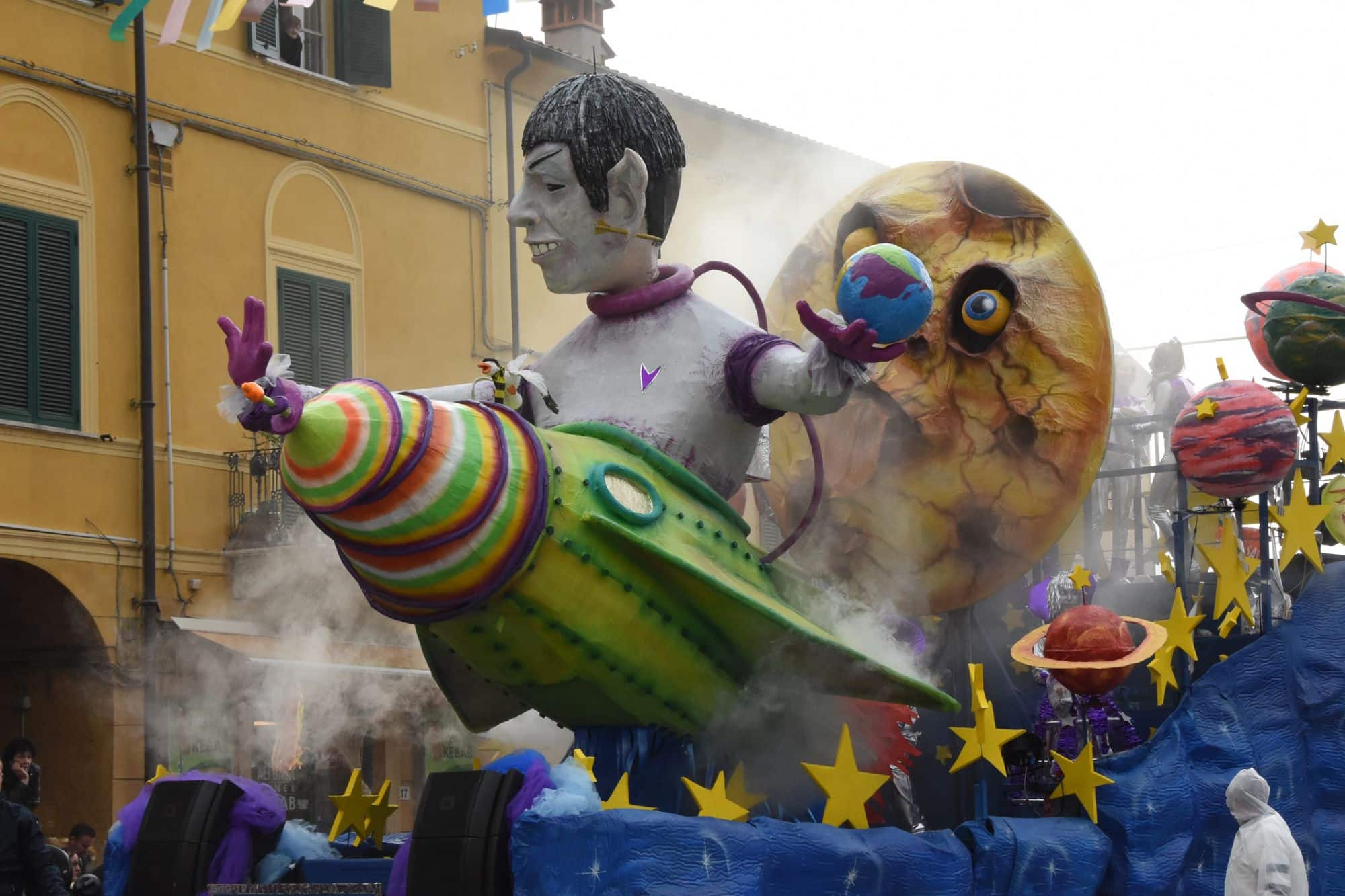 Carnevale Pietrasanta: guerra alle bombolette, controlli agli accessi del corso mascherato