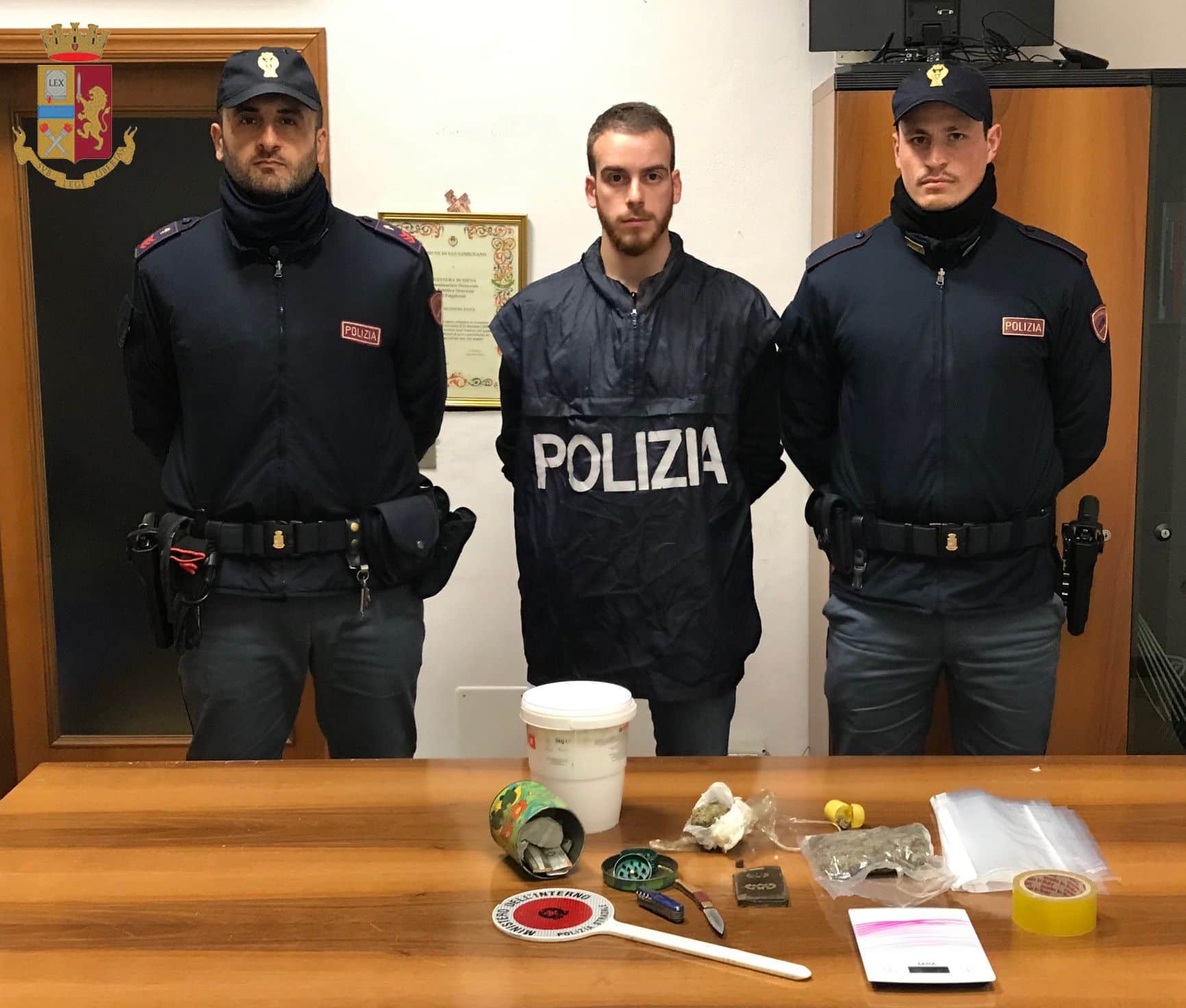 Studente di erboristeria sorpreso con del fumo dalla Polstrada che poi arresta lo spacciatore