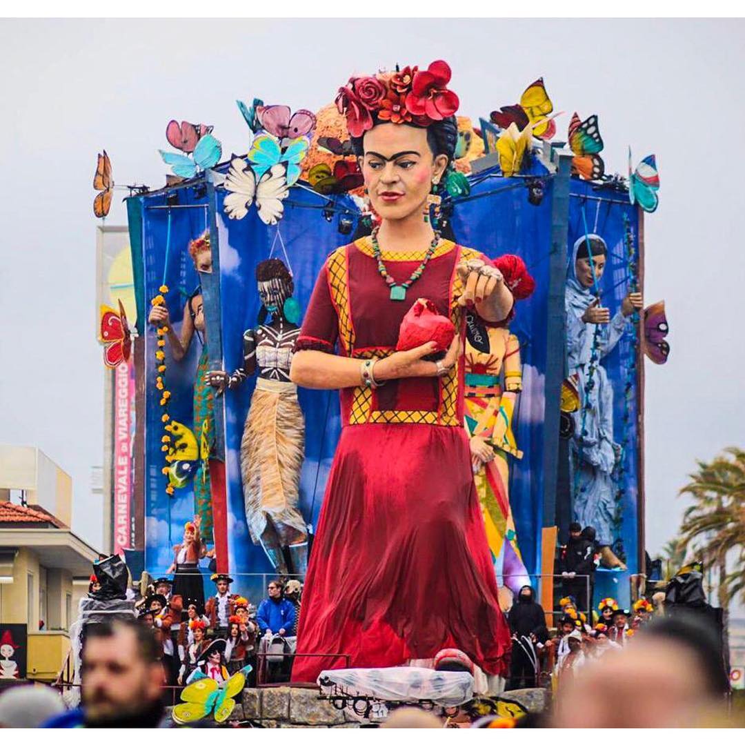 Un po’ di Carnevale di Viareggio al Carnevale Pietrasantino. Arriva “Adelante!”