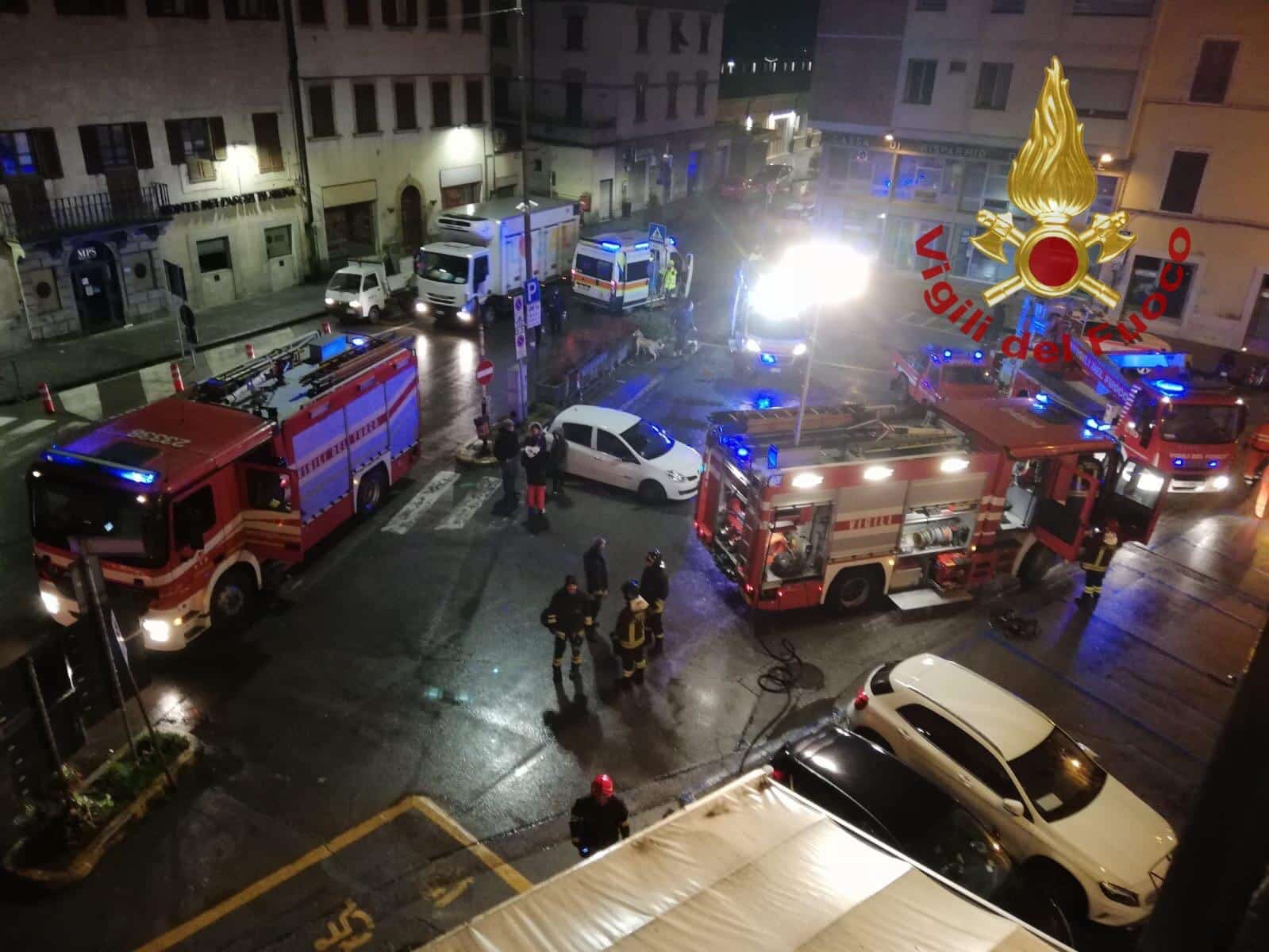 Casa a fuoco, due adulti e un minore salvati dai vigili del fuoco