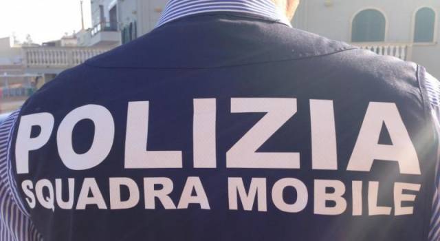 Arrestati dalla squadra mobile di Firenze due siciliani residenti a Montecatini Terme, sono ritenuti i responsabili di aver aiutato a sottrarsi al carcere un notissimo ex latitante catanese, condannato all’ergastolo