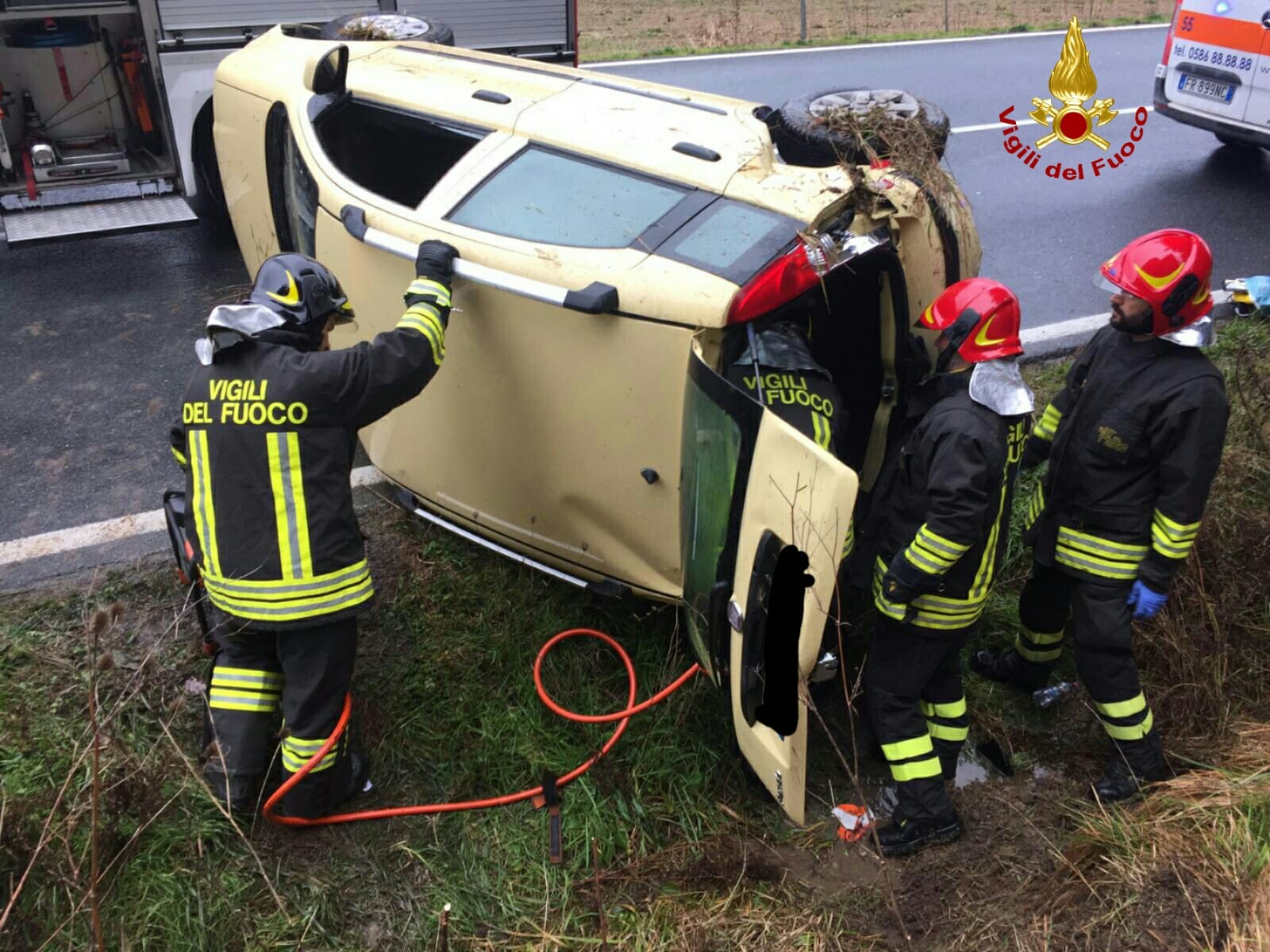 Si cappotta l’auto, conducente bloccata nell’abitacolo