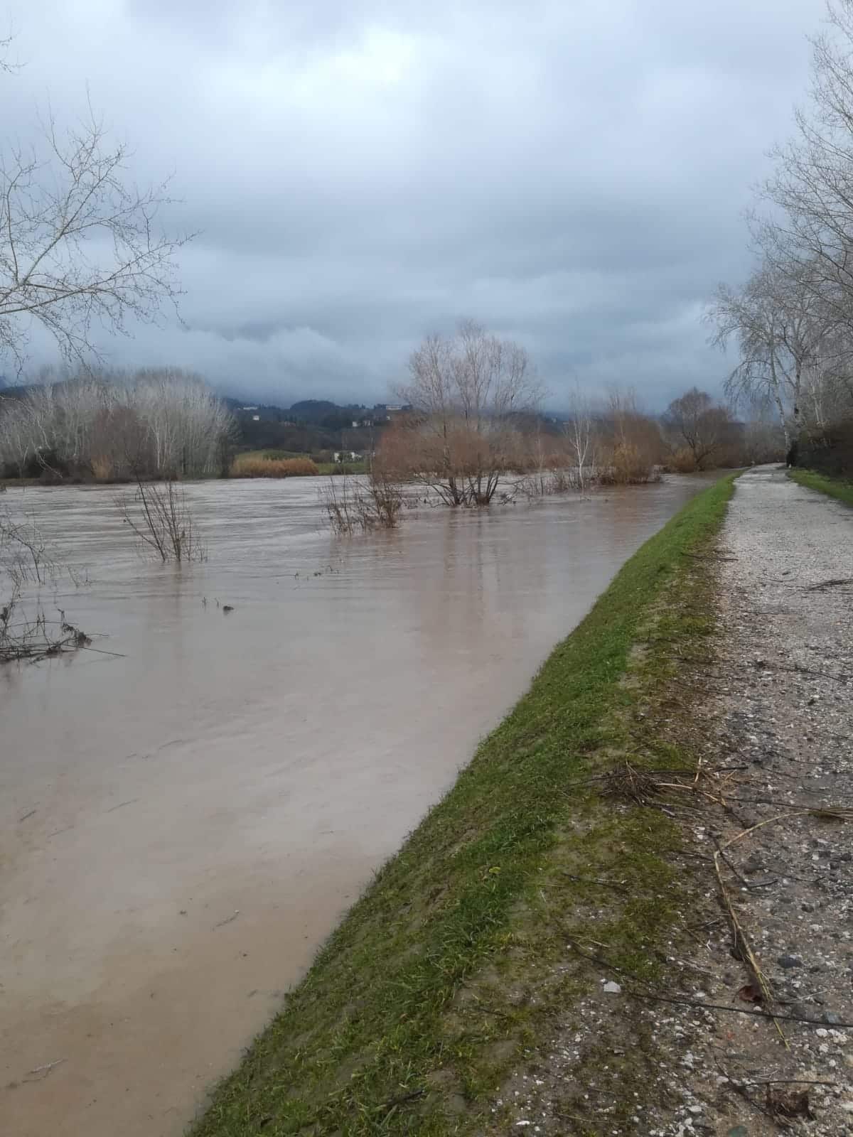 Serchio in piena, chiusa la paratoia di Avane