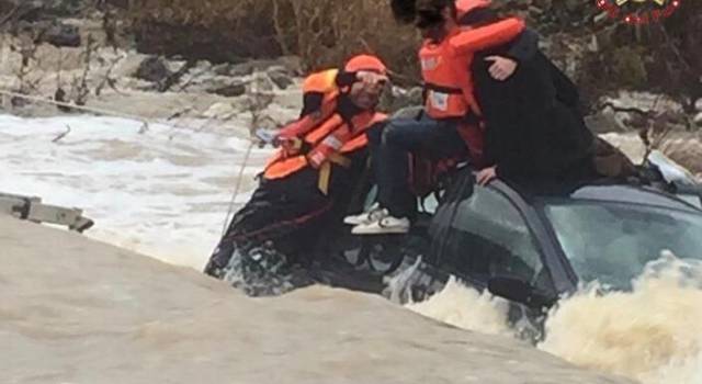 Guadano il fiume in piena e rimangono intrappolati: salvati dopo 5 ore dai vigili del fuoco