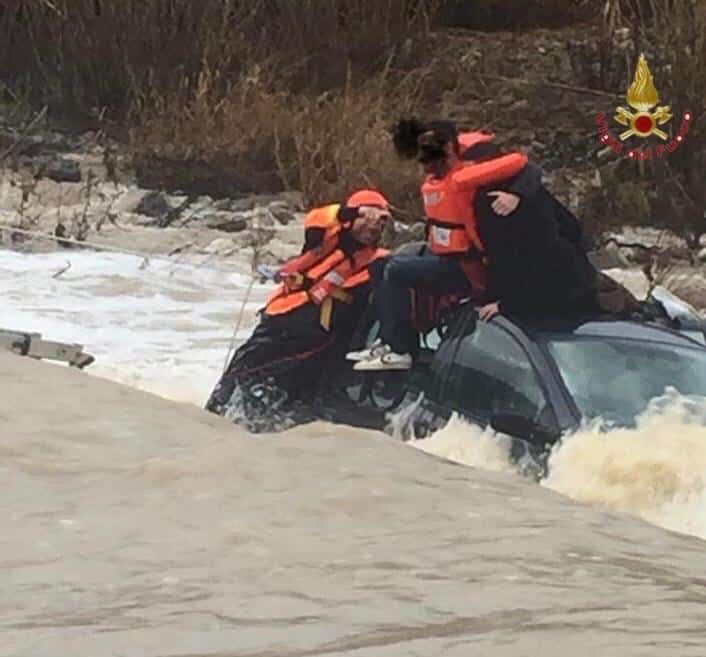 Guadano il fiume in piena e rimangono intrappolati: salvati dopo 5 ore dai vigili del fuoco