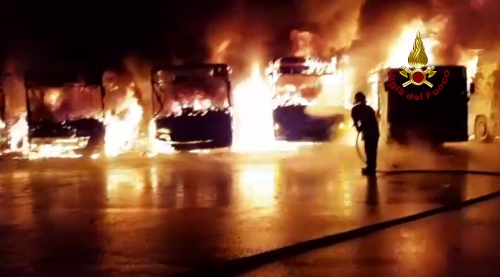 Rogo al deposito, a fuoco 8 bus