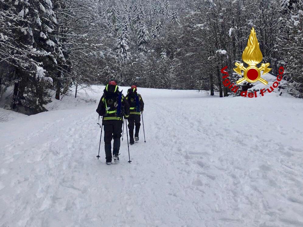 Colto da malore in montagna, raggiunto con gli sci e le ciaspole