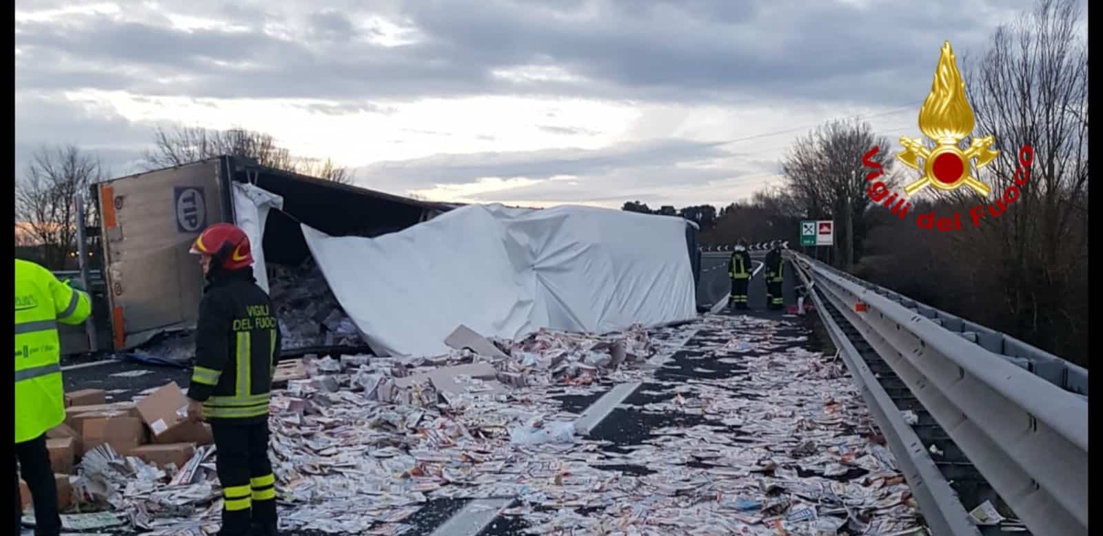 Si ribalta col camion, autostrada chiusa al traffico