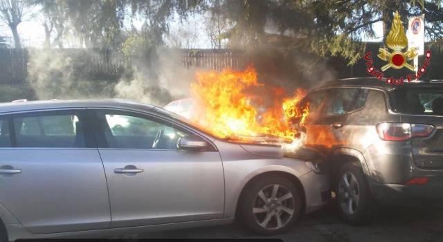 4 auto a fuoco: il rogo divampato a causa di un probabile corto circuito