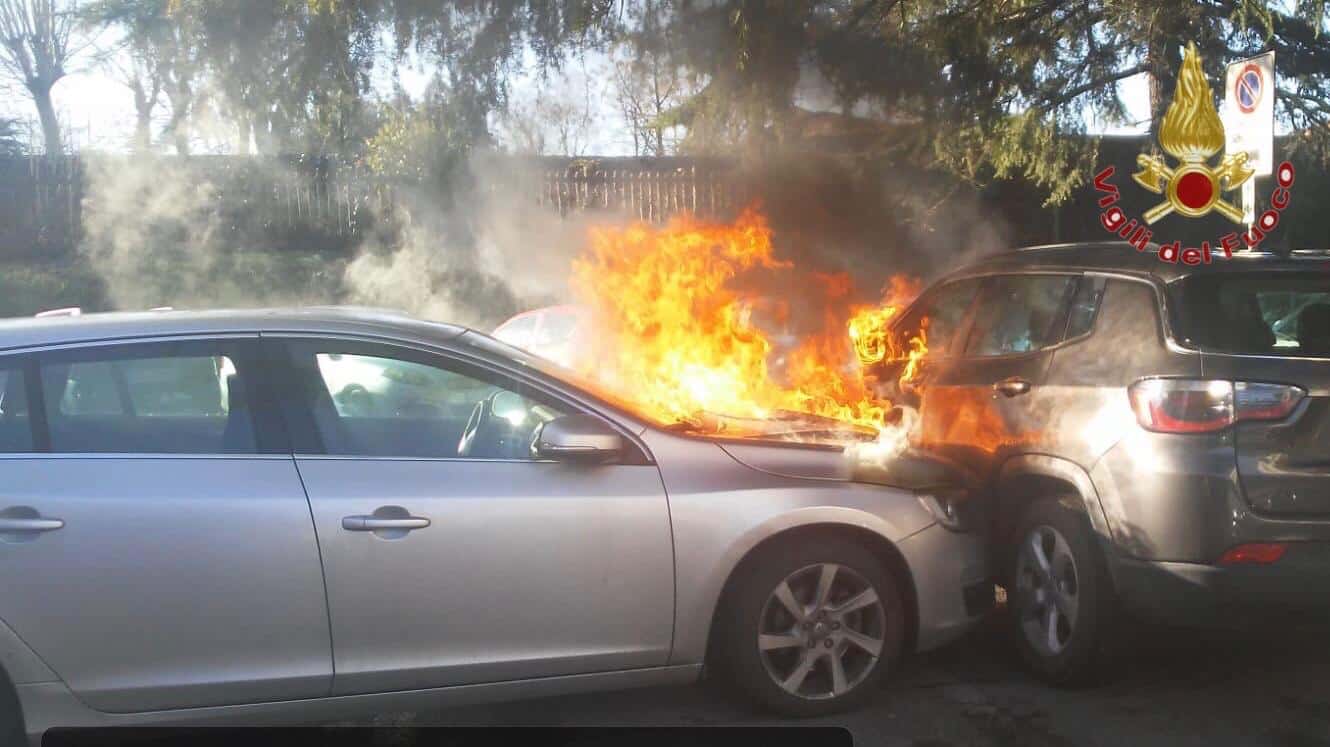 4 auto a fuoco: il rogo divampato a causa di un probabile corto circuito