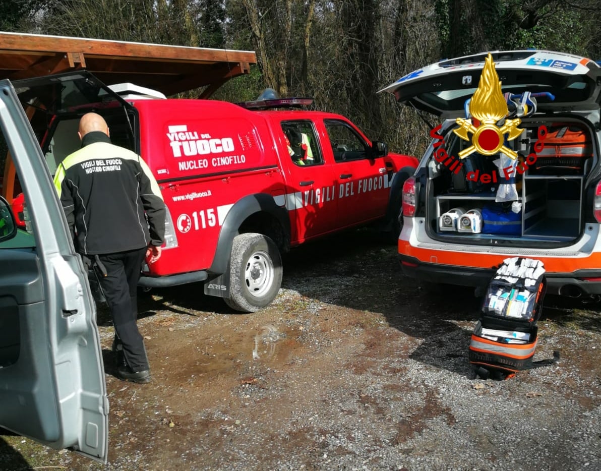 Trovato morto dal cane dei pompieri l’uomo scomparso in lucchesia