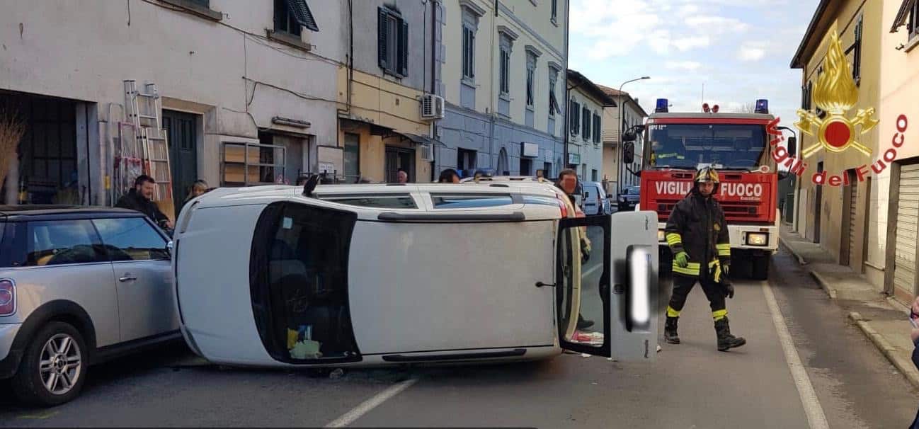 Urta un’auto in sosta e si ribalta