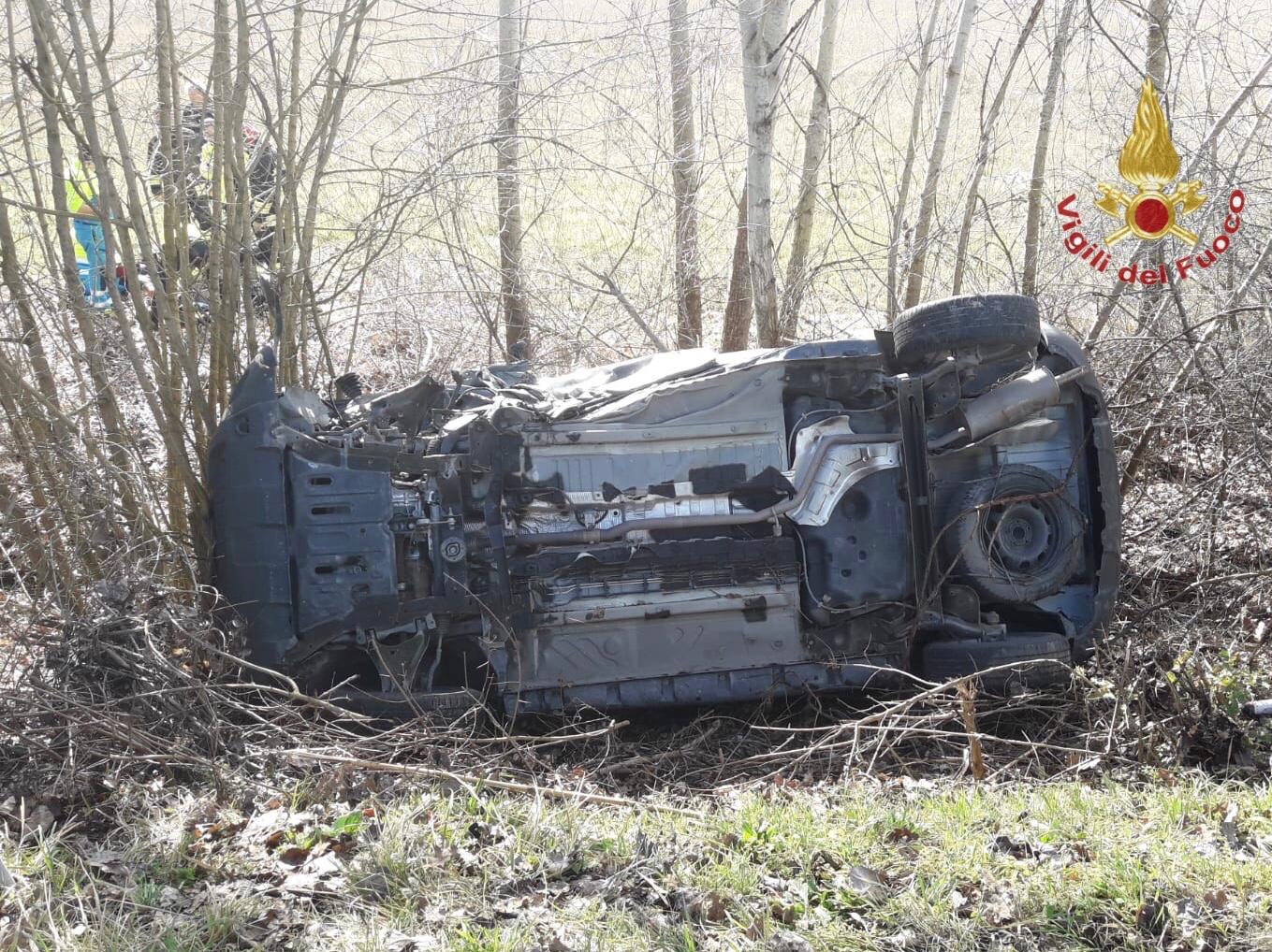 Frontale tra due auto, una si cappotta e finisce fuori strada