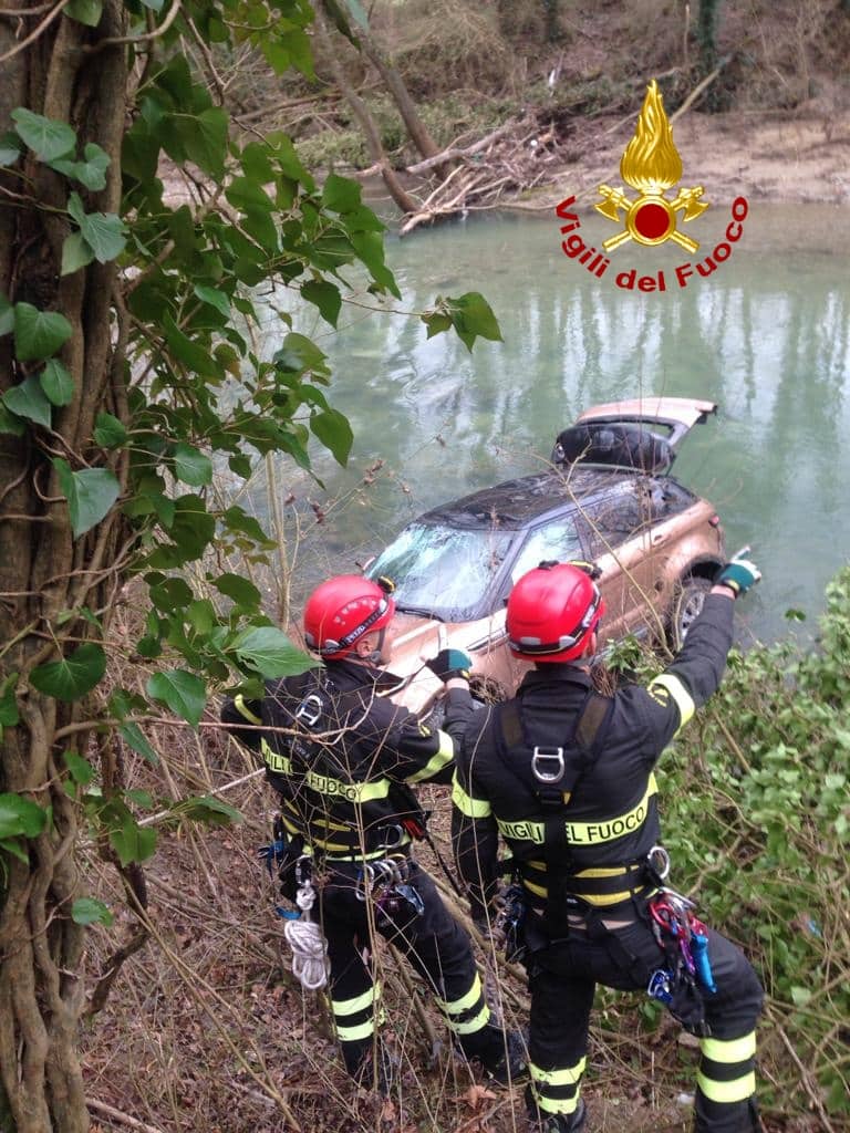 Auto nel fiume, volo di 40 metri: conducente salvo si rifugia sul tetto