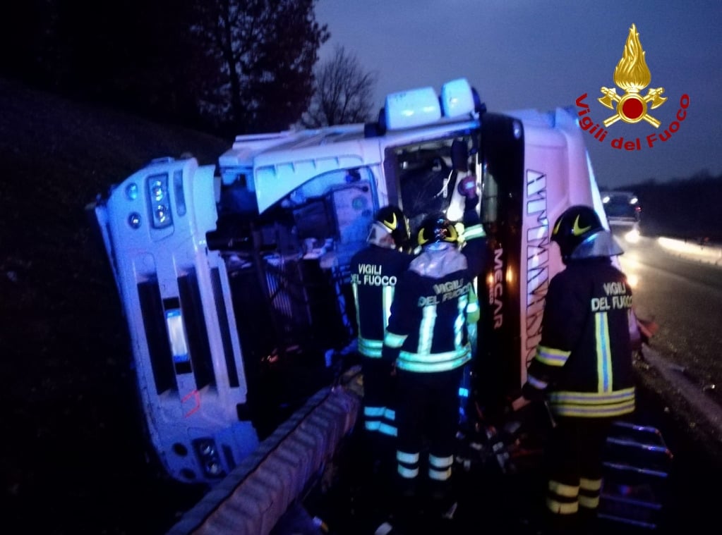 Mezzo pesante finisce fuori strada all’alba sull’A1