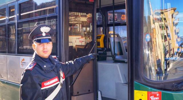 Travestito da donna ruba uno smartphone e tenta la fuga su un bus