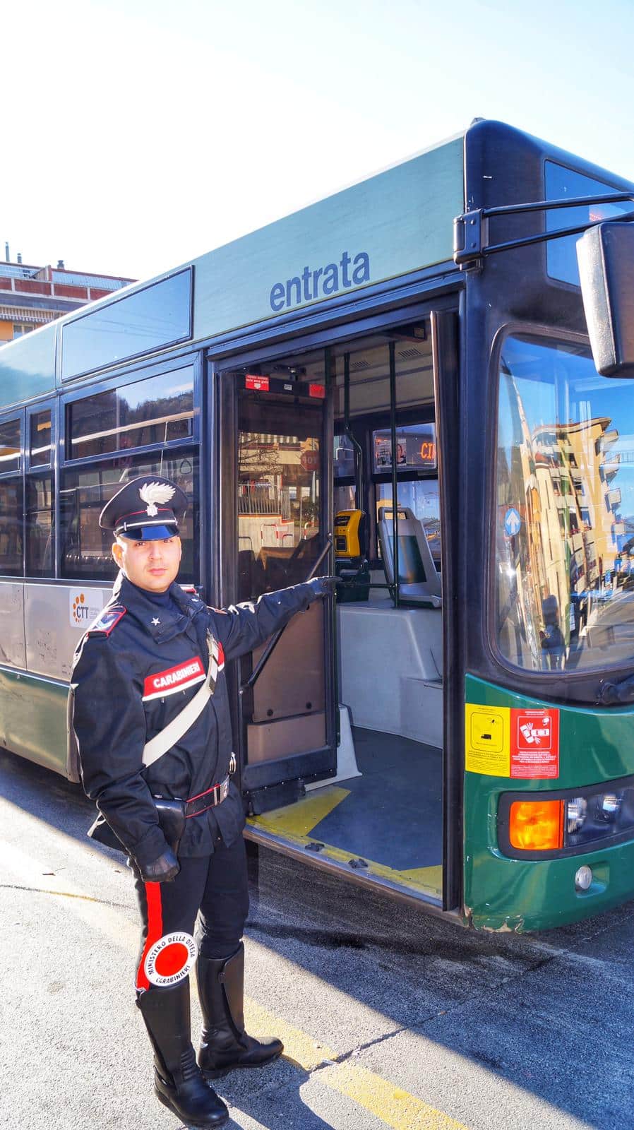 Travestito da donna ruba uno smartphone e tenta la fuga su un bus