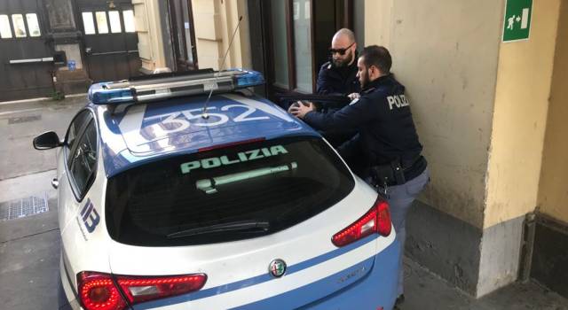 Arrestati dalla Polizia due ladri: derubavano le vittime con la tecnica dell&#8217;abbraccio