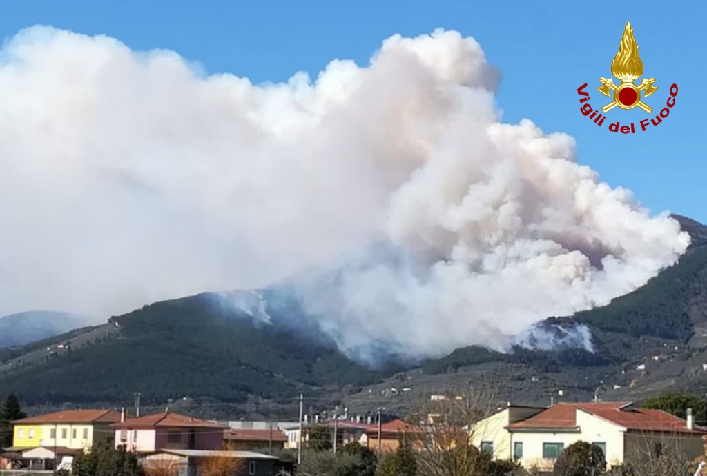 Monti pisani a fuoco, evacuate 10 famiglie