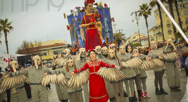 Sfilano sui media di tutto il mondo le opere allegoriche del carnevale di Viareggio