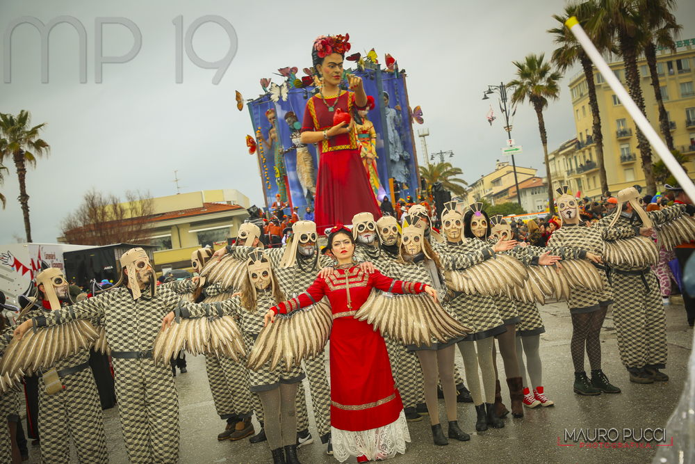 Sfilano sui media di tutto il mondo le opere allegoriche del carnevale di Viareggio