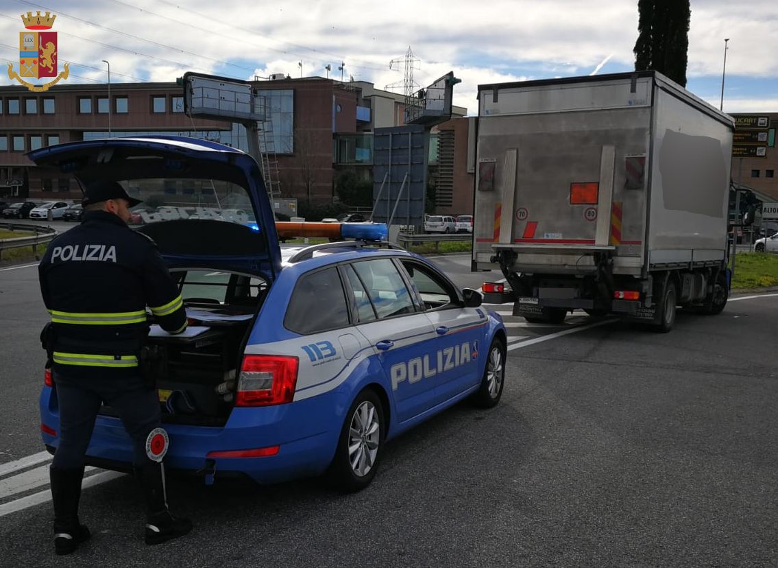 Trasporta cloro, ma non ha gli estintori e le istruzioni per gestire emergenze: la Polstrada ferma il mezzo per 6 mesi e gli ritira la patente