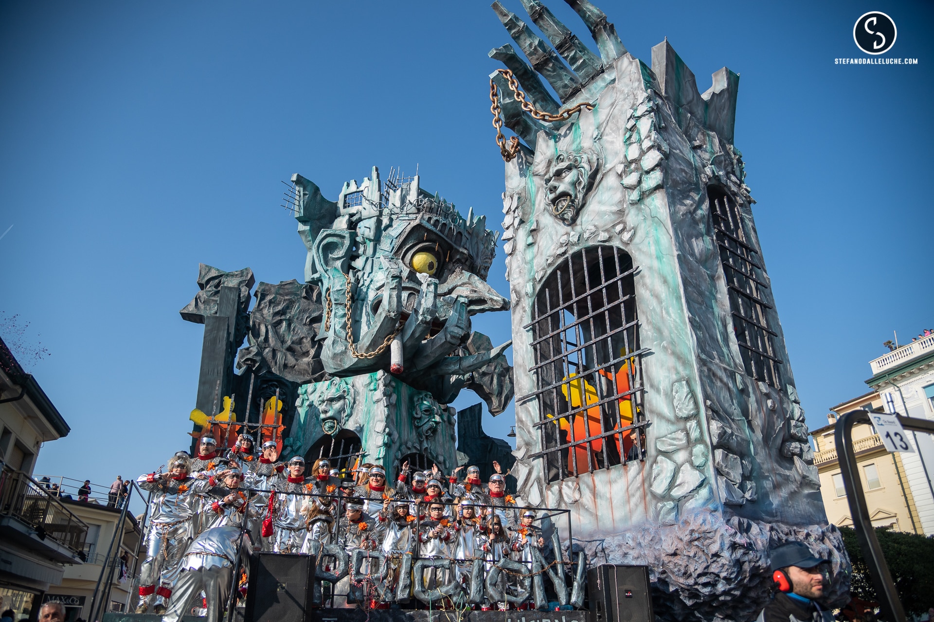 Tre colpi di cannone, è iniziato il quarto corso del Carnevale di Viareggio